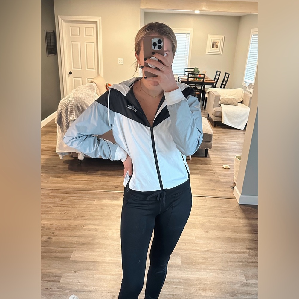 WOMENS NIKE WINDBREAKER